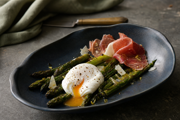 Asparagus with Poached Eggs & Prosciutto
